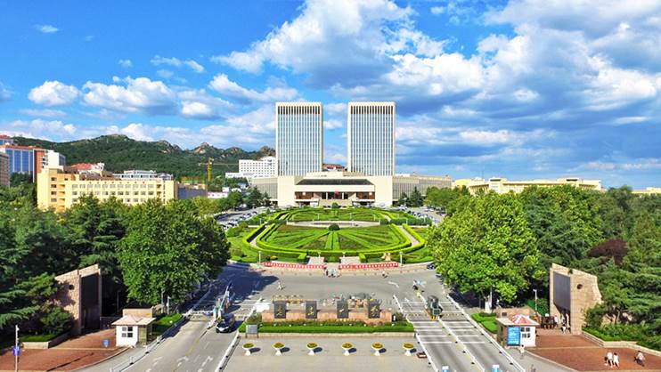 365英国上市集团正门花坛图片