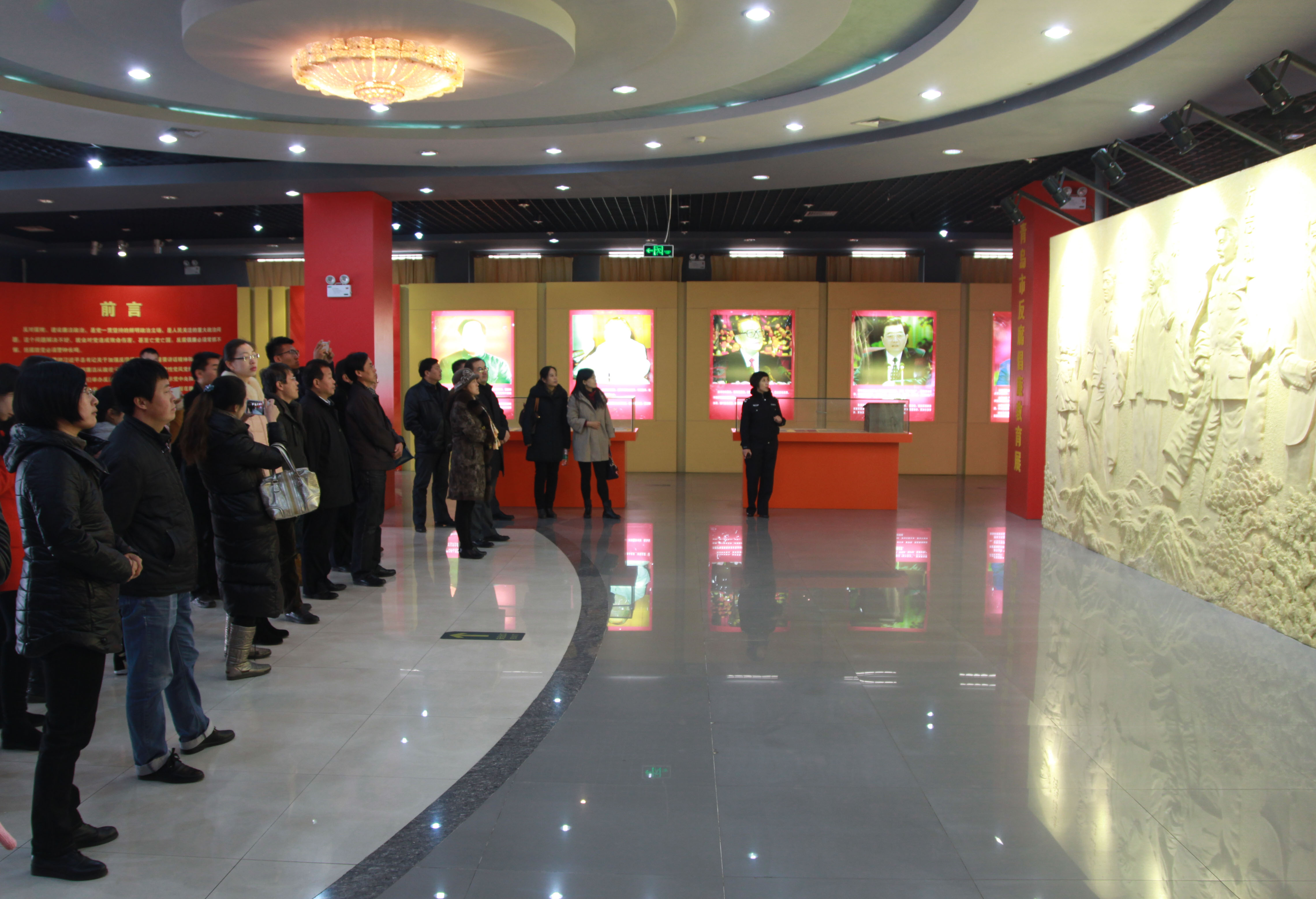 365英国上市公司师生参观青岛市反腐倡廉教育基地.jpg